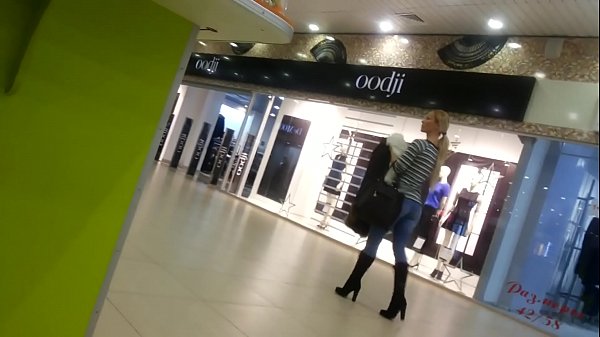 Chica cool en el supermercado.